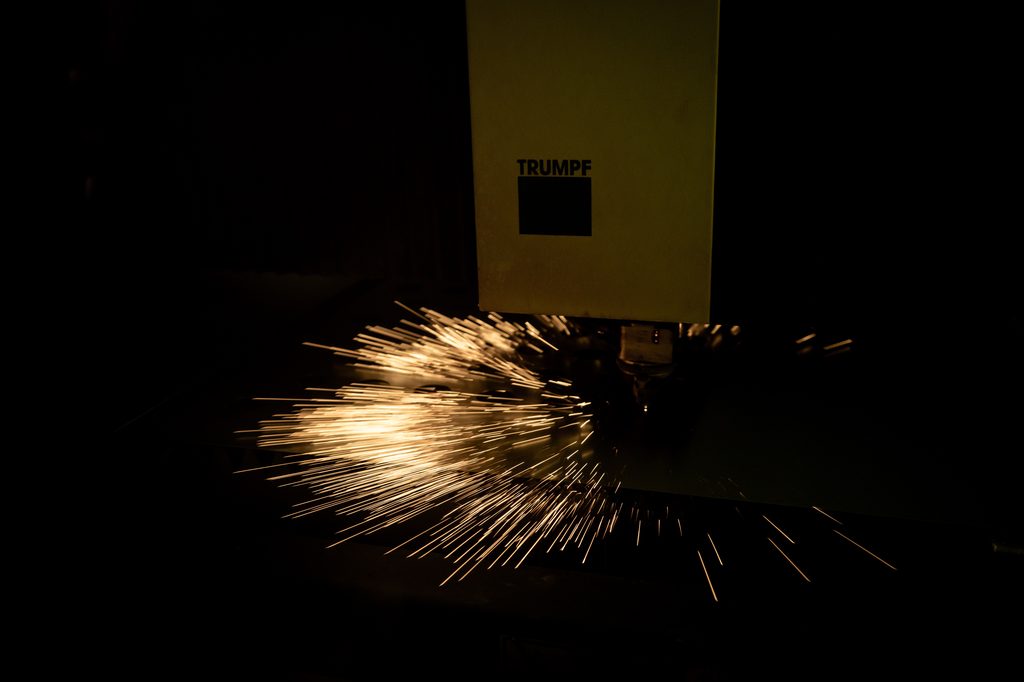 Faserlaser beim Schneiden einer Blechtafel
