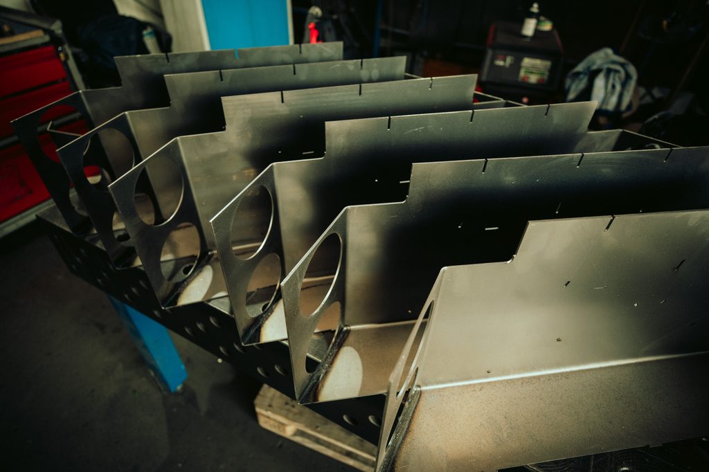 Gekantete Gehäuse in Serie auf dem Schweißtisch