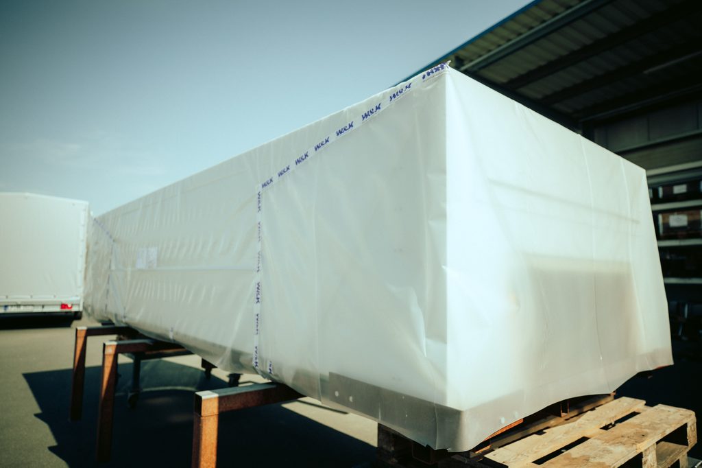 Große Baugruppe verpackt und versandfertig auf dem Hof